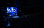 Konferenssida av scenen med tre LED-ytor och jumbotron, Dustin Summit Avicii Arena