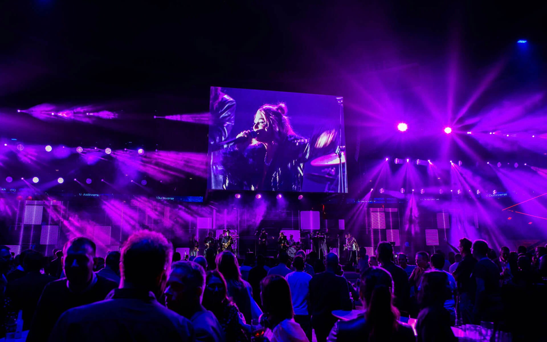 Mashup Lab uppträder live på scen, Dustin Summit 2022 Avicii Arena