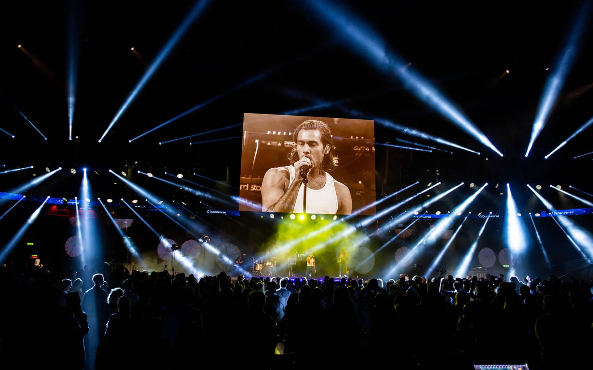 Närbild på Benjamin Ingrosso under konsert, Dustin Summit 2022 Avicii Arena