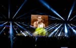 Närbild på Benjamin Ingrosso under konsert, Dustin Summit 2022 Avicii Arena