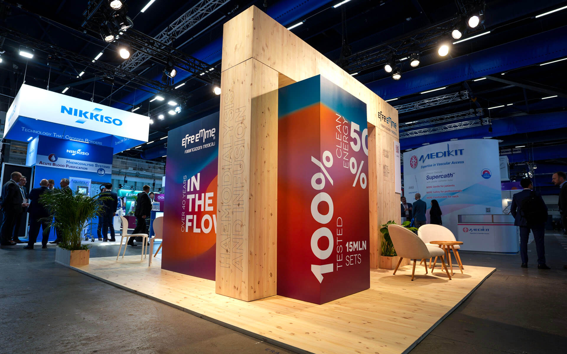 Effe Emme monter på Stockholmsmässan – översikt med träportal och displaybox