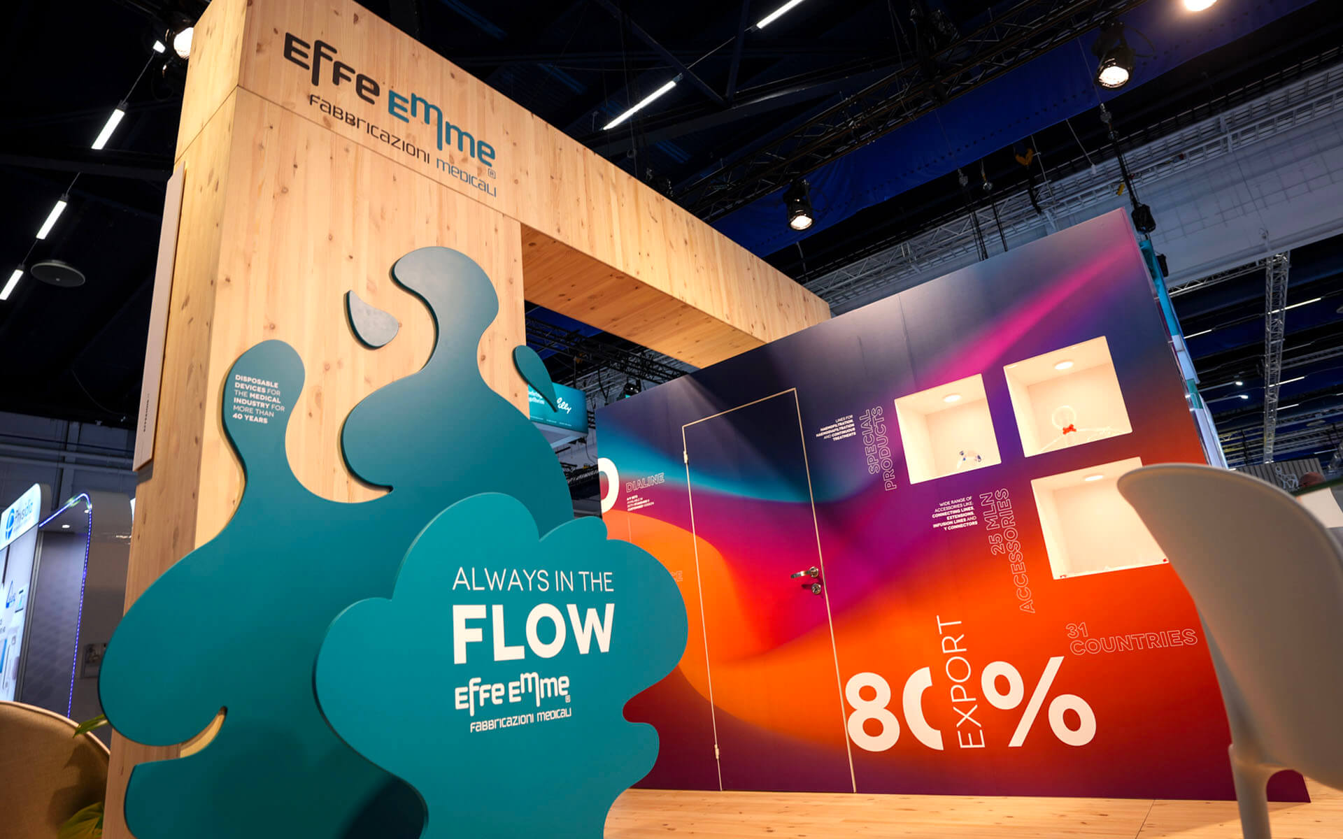 Effe Emmes monter ramad av träportal och displaybox