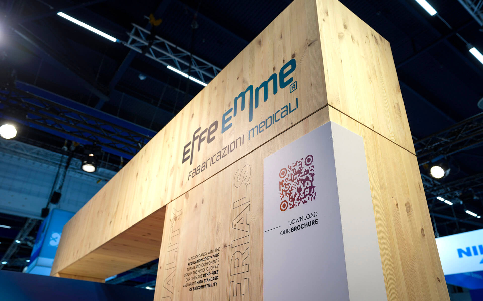 Effe Emme-logotyp i utskuren folie på portalen