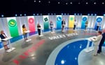 Toppvy över studio med golvfoliering och halvcirkelformat podielayout, Expressens partiledardebatt 2022