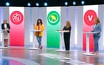 Närbild på bakbelysta träskivor och LED-skärmar i scenografiväggen, Expressens partiledardebatt 2022