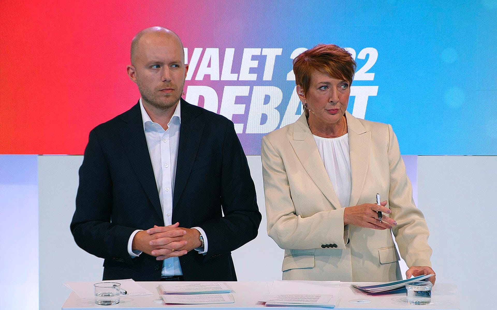 Moderators Viktor Barth-Kron and Helena Gissén at debate host podiums, Expressen party leaders debate 2022