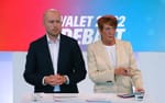 Moderatorerna Viktor Barth-Kron och Helena Gissén vid debattledarpodierna, Expressens partiledardebatt 2022