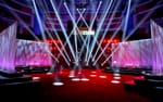 Nattklubbsscen med dansgolv inramat av L-formade trådgardiner, Goldwell Global Zoom Avicii Arena