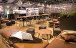 Närbild på lastpallssoffor i rustik loungesektion, Goldwell Global Zoom Stockholmsmässan