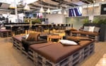 Soffa byggd av lastpallar med dekorativa kuddar, Goldwell Global Zoom Stockholmsmässan 2016