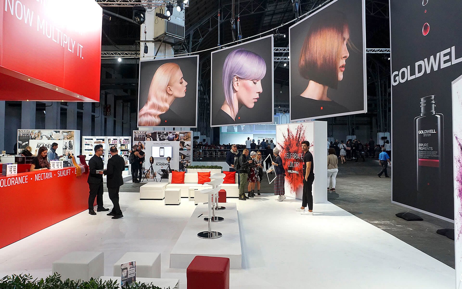 Gigantiska print hängande från taket ramar in mässområdet, Goldwell Global Zoom Barcelona