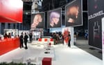Gigantiska print hängande från taket ramar in mässområdet, Goldwell Global Zoom Barcelona