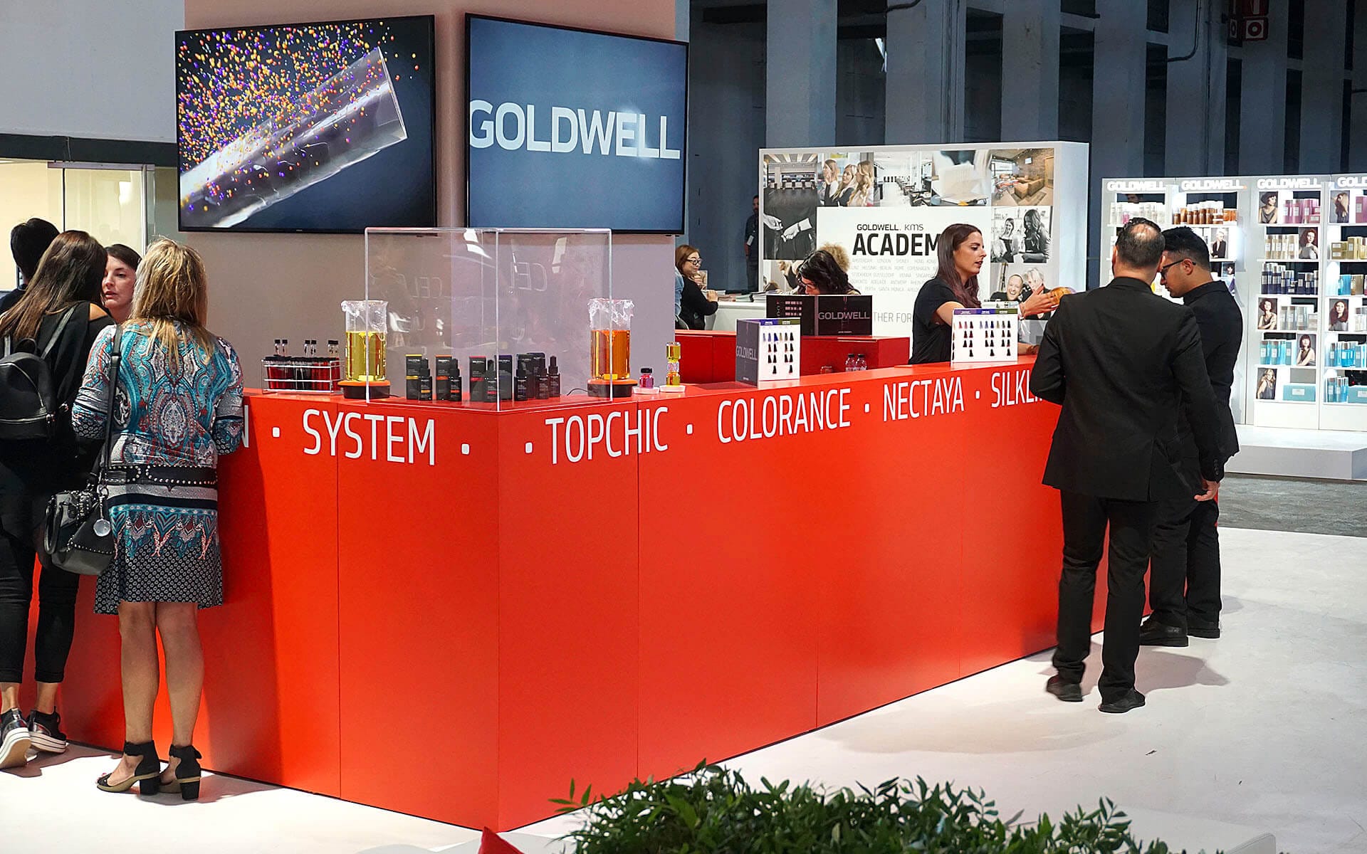 Närbild på specialbyggd röd bar i mässområdet, Goldwell Global Zoom 2017 Fira Barcelona