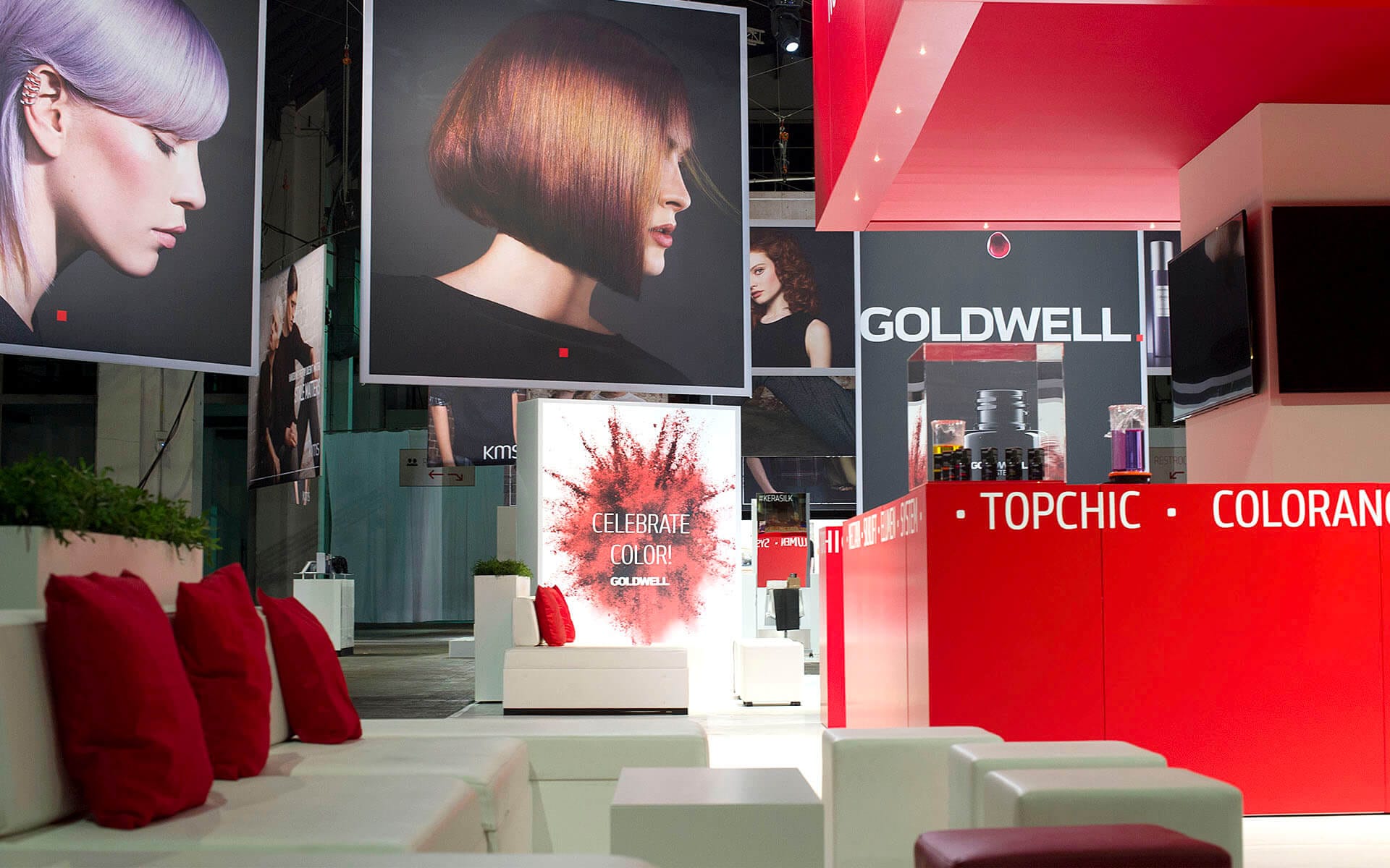Lounge med egenproducerad soffserie i vitt skinn, Goldwell Global Zoom 2017 Fira Barcelona