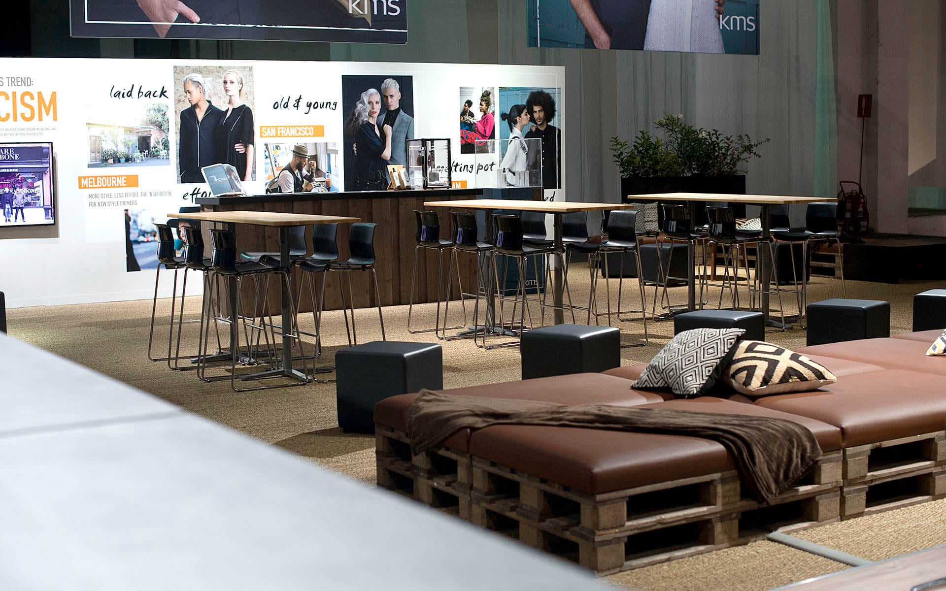 Rustik lounge med lastpallsmöbler och skinnkuddar, Goldwell Global Zoom Barcelona 2017
