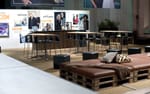 Rustik lounge med lastpallsmöbler och skinnkuddar, Goldwell Global Zoom Barcelona 2017