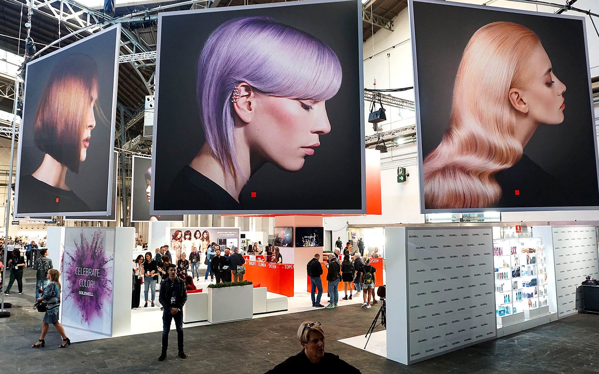 Stora nedhängande print som inramar mässområdet, Goldwell Global Zoom Barcelona 2017