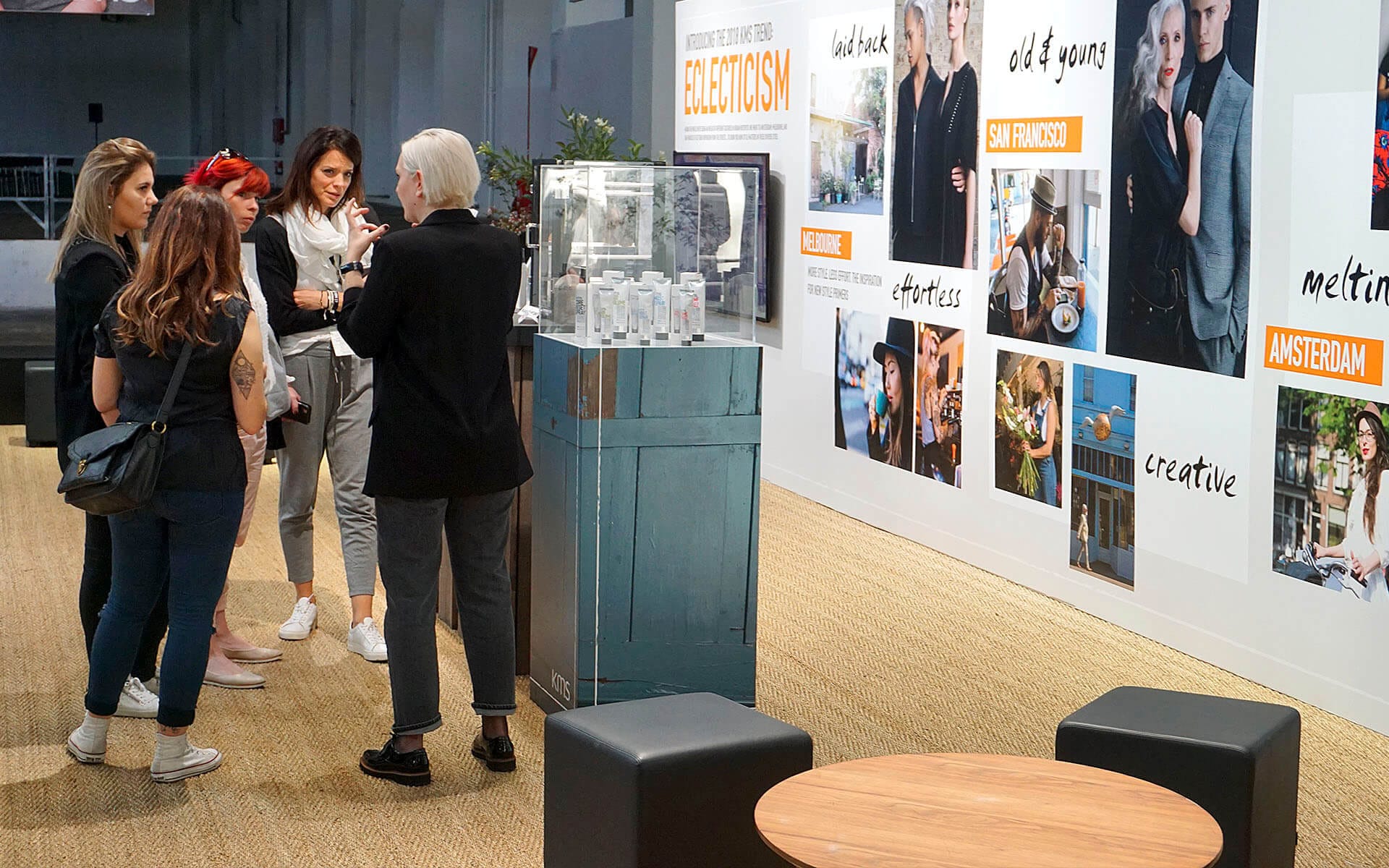 Utställningsmonter med folierad bakvägg, displaypodie och skinnpuffar, Goldwell Global Zoom Barcelona