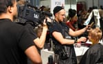 Tävlande frisör live-filmad med trådlös kamera, Goldwell Global Zoom 2017