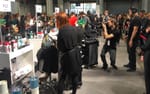 Frisörstationer under tävling i tätt packat tävlingsområde, Goldwell Global Zoom Barcelona