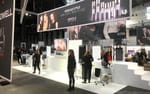 Närbild på frisör vid sin station i tävlingsområdet, Goldwell Global Zoom 2017