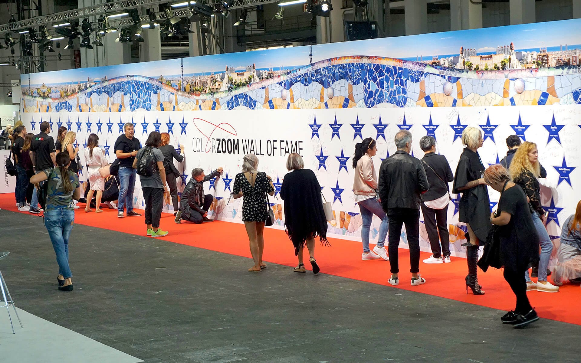 Närbild på Zoom Wall of Fame-fotovägg i entré, Goldwell Global Zoom 2017 Barcelona