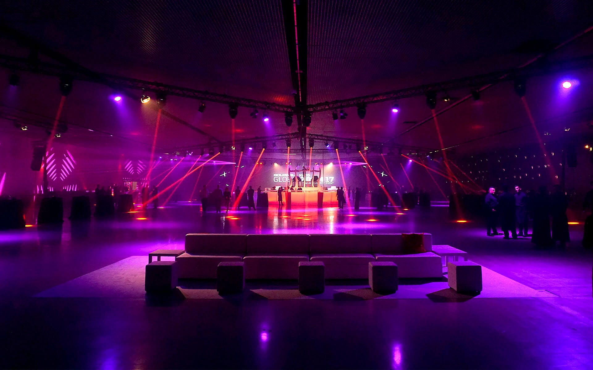 Nattklubbsljus för Goldwell Global Zoom-event i Barcelona – EDGE designar och opererar ljus internationellt.