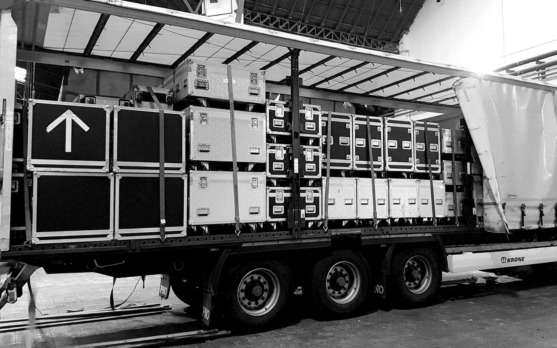 Avlastning i Barcelona inför Goldwell Global Zoom – EDGE:s logistikavdelning koordinerar internationella transporter med vana och precision.