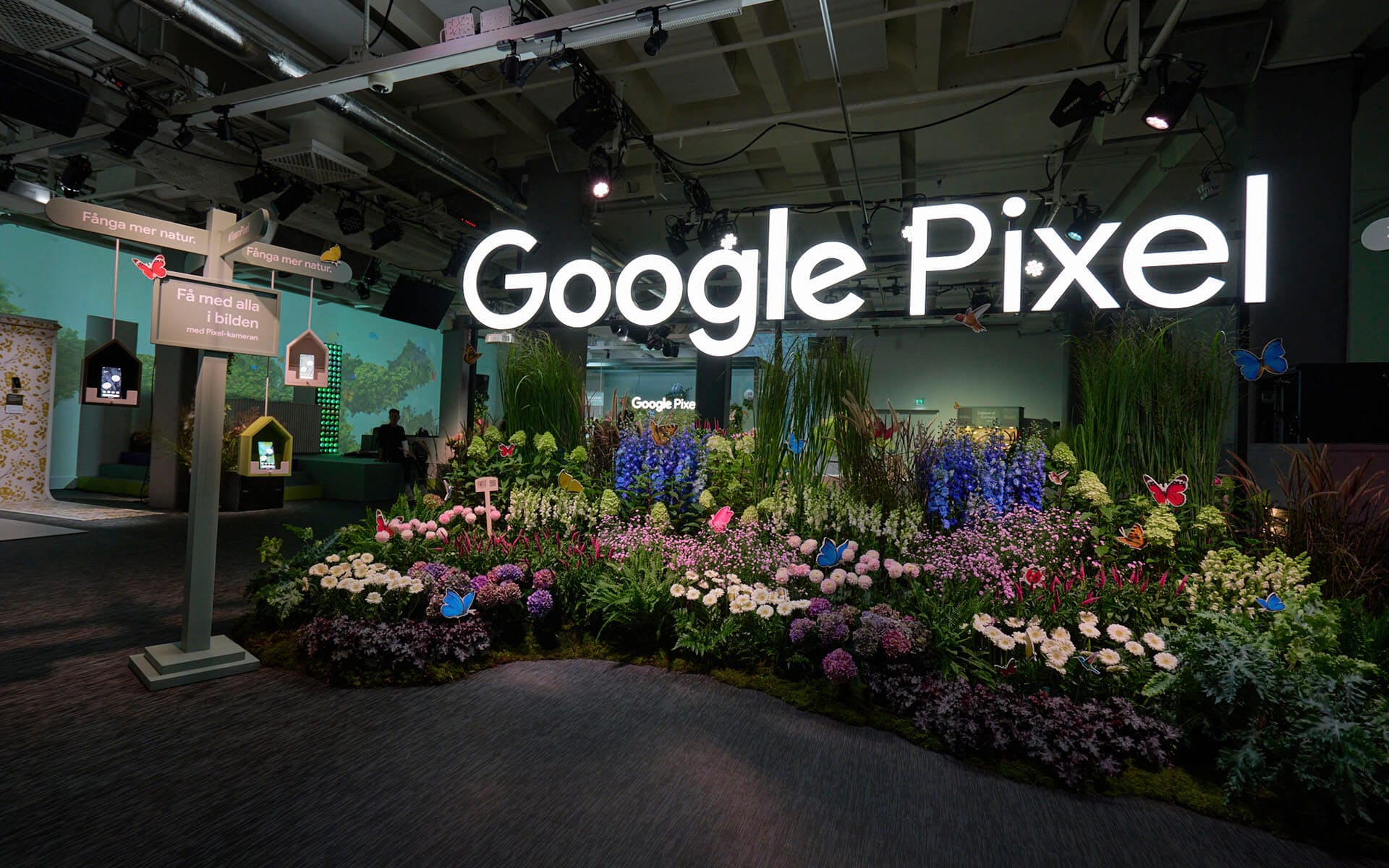 Google Pixel 7 launch at Fotografiska – a custom-produced illuminated sign with floral décor creates a distinctive, shareable environment.