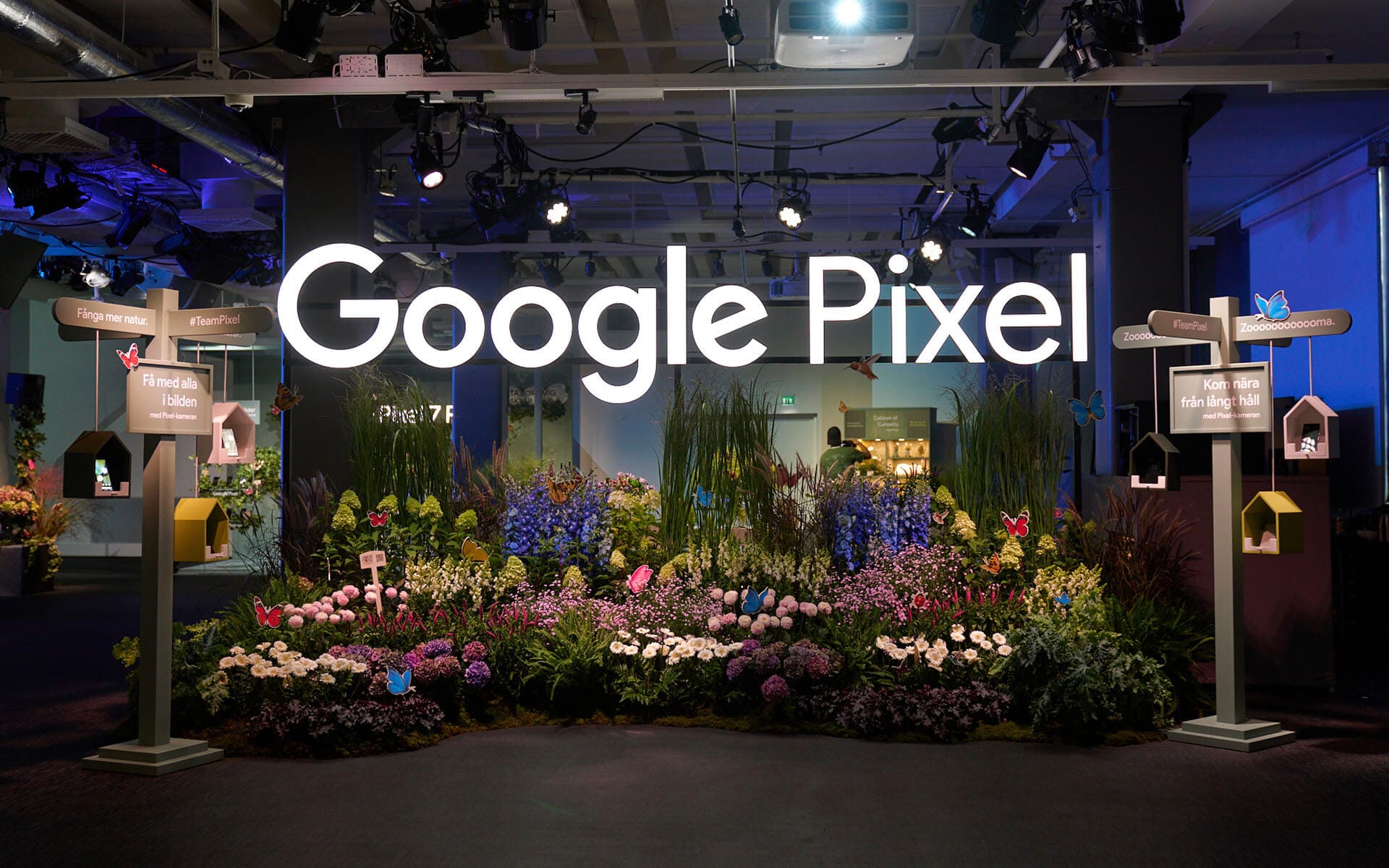 Illuminated cut-out Google logo for the Pixel 7 launch at Fotografiska – the brand becomes an integral part of the set design.