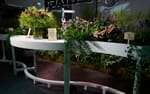 Specialbyggda bord med inbyggda blomlådor, Google Pixel 7 lanseringsevent Fotografiska