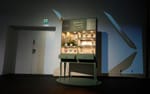 Ytterligare specialbyggd displaymöbel med belysning och laddning för demoprodukter, Google Pixel 7