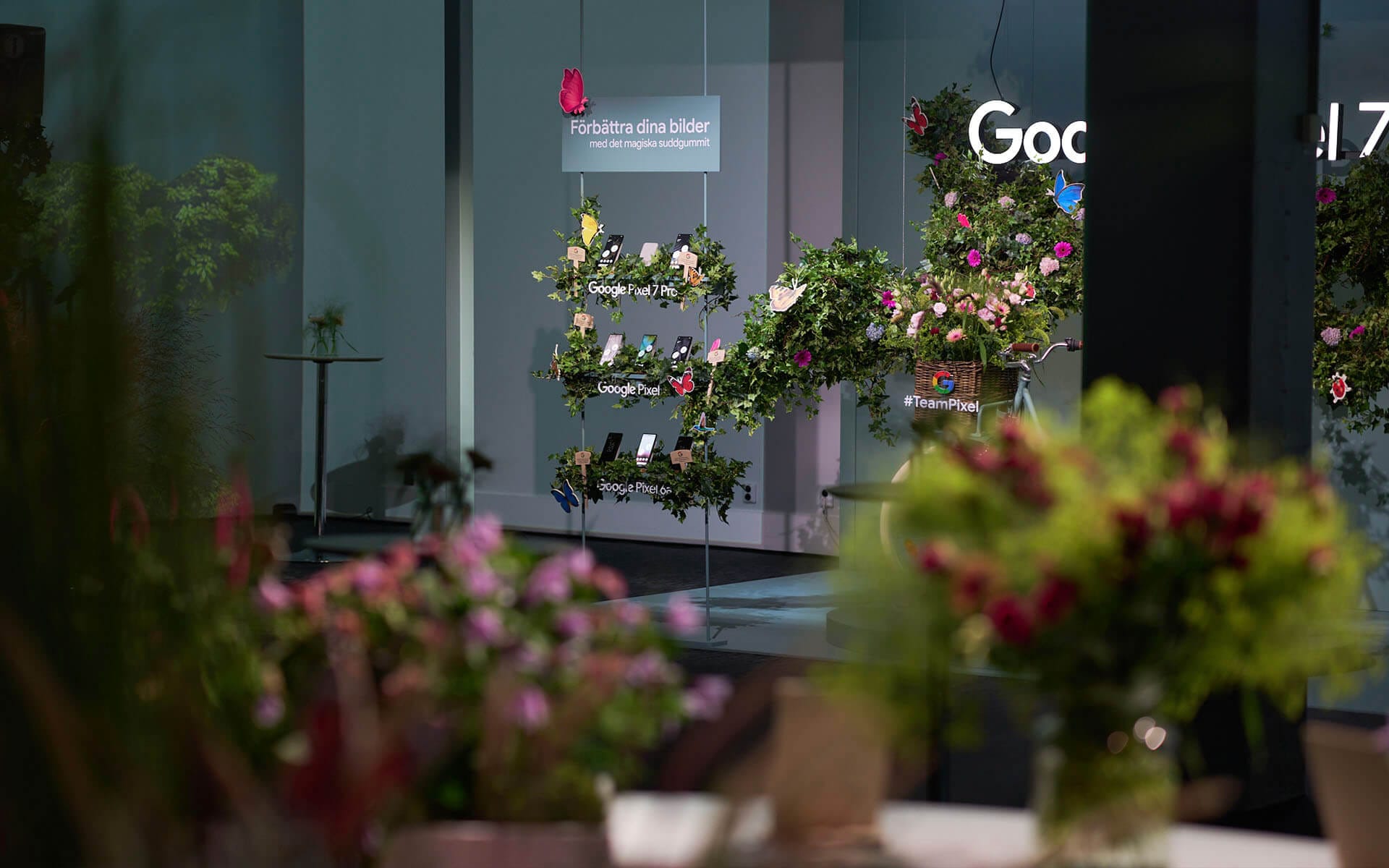 Hängande hylla med inbyggda laddare och blomsterdekor, Google Pixel 7 lansering Fotografiska