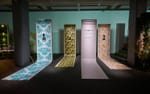 Printade tapeter svävande fritt i rummet som installation, Google Pixel 7 lansering Fotografiska