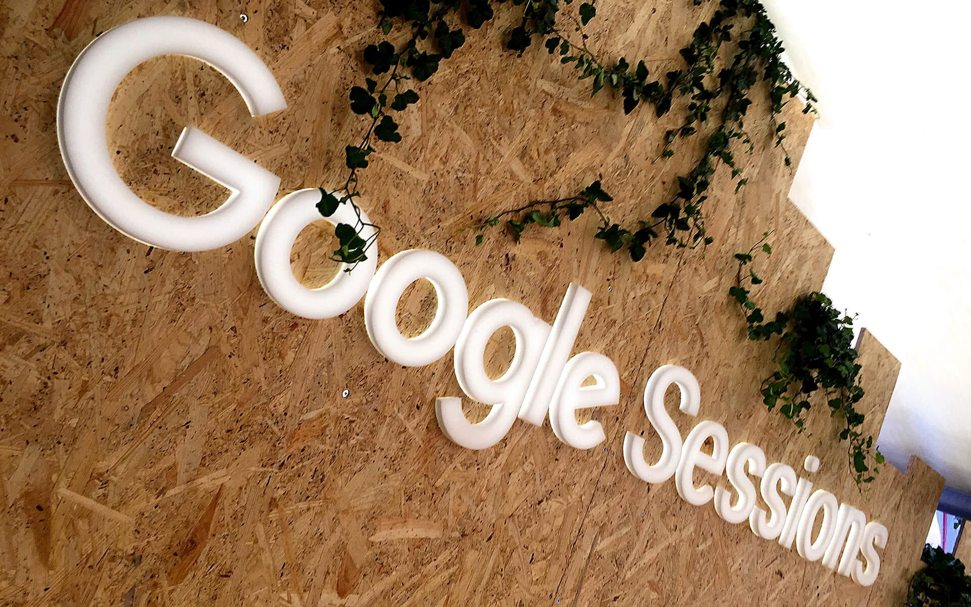 Belyst plexilogga infälld i en OSB-vägg – ett snyggt och kostnadseffektivt sätt att exponera varumärket i en mässmonter.