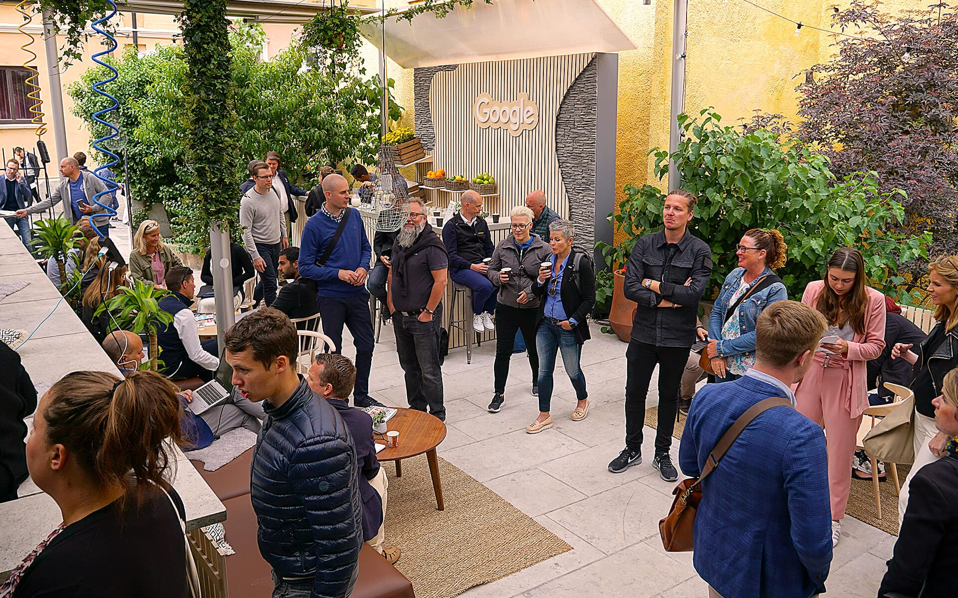 Specialbyggd bar i sten och plywood under mingel, Google Sessions Almedalen