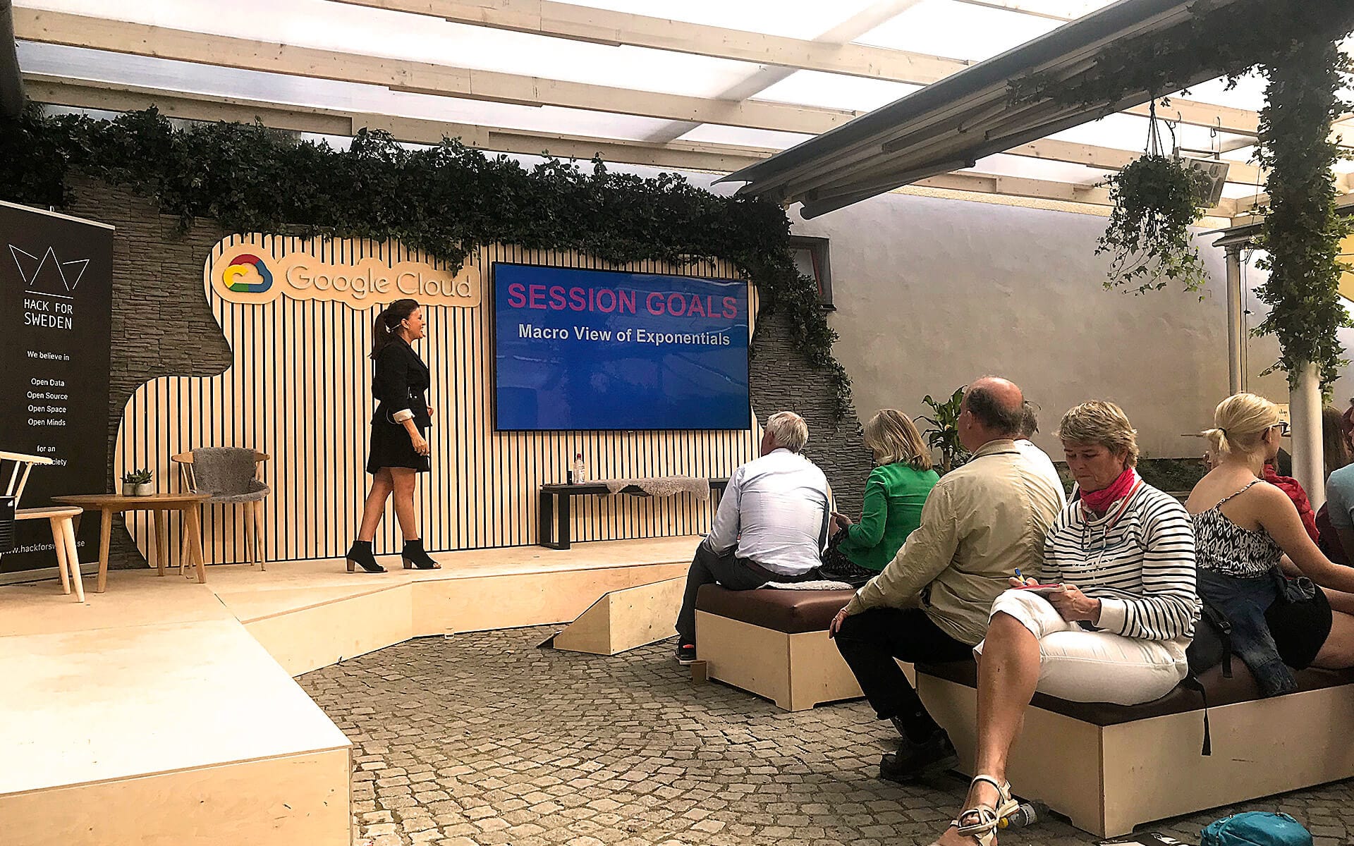 Föredrag på scen byggd i sten och plywood, Google Sessions Almedalen