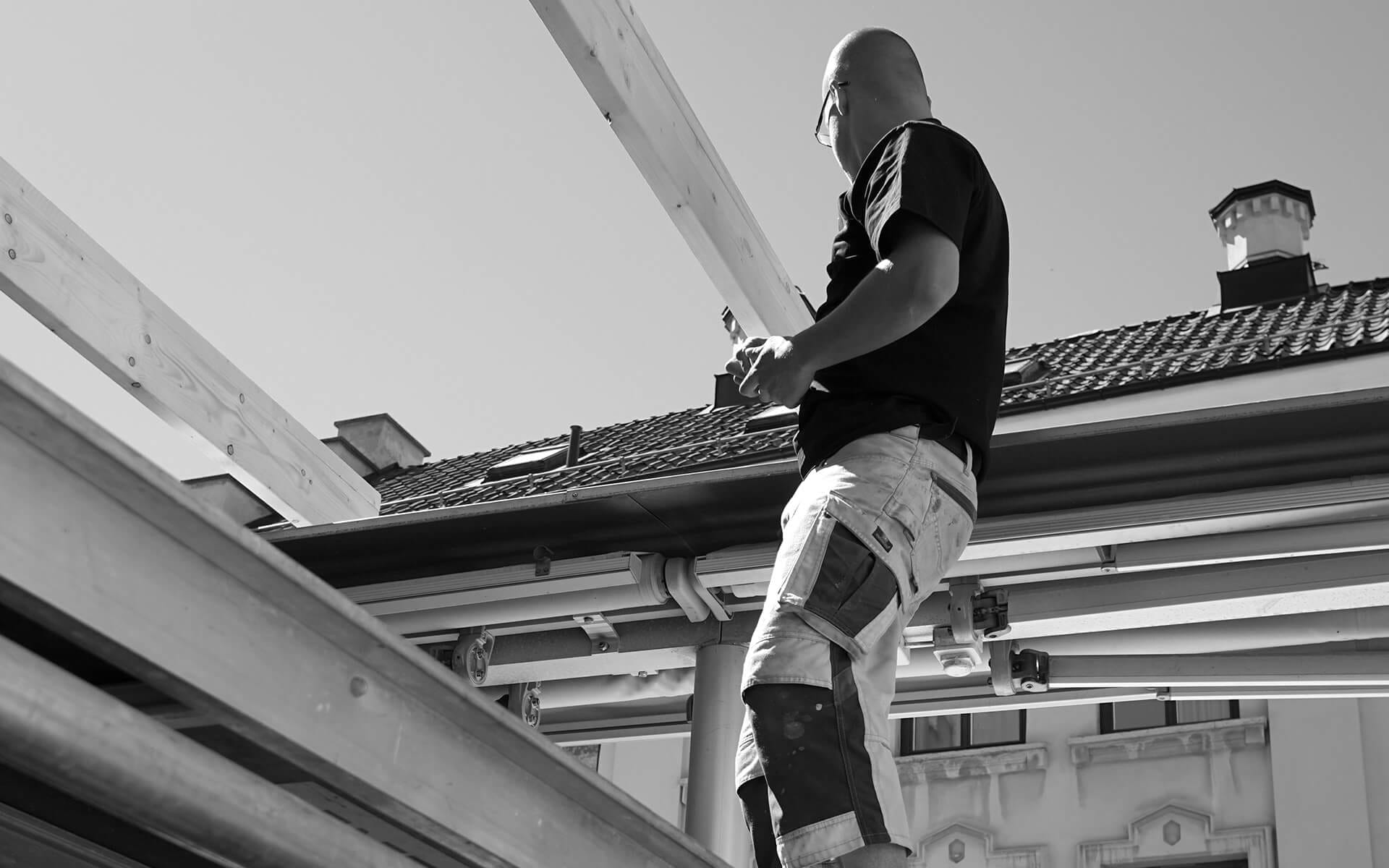 Aigars Jurkis installerar tak på Googles event i Almedalen – regnsäkrade konstruktioner för trygga utomhusevent.