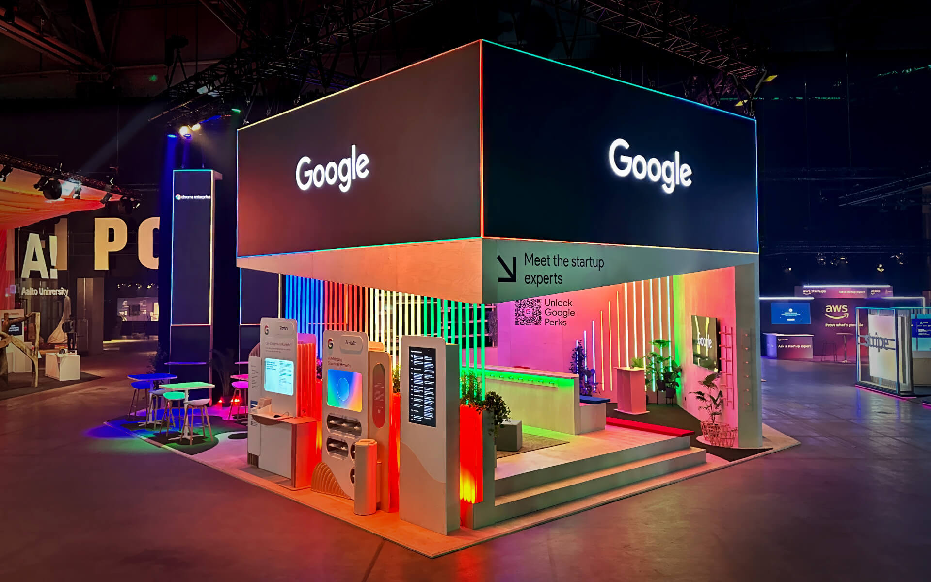 Overview of the booth with wooden floor, trellis walls and ceiling structure