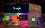 Spaljéväggar med utskuren Google-logotyp ramar in montern
