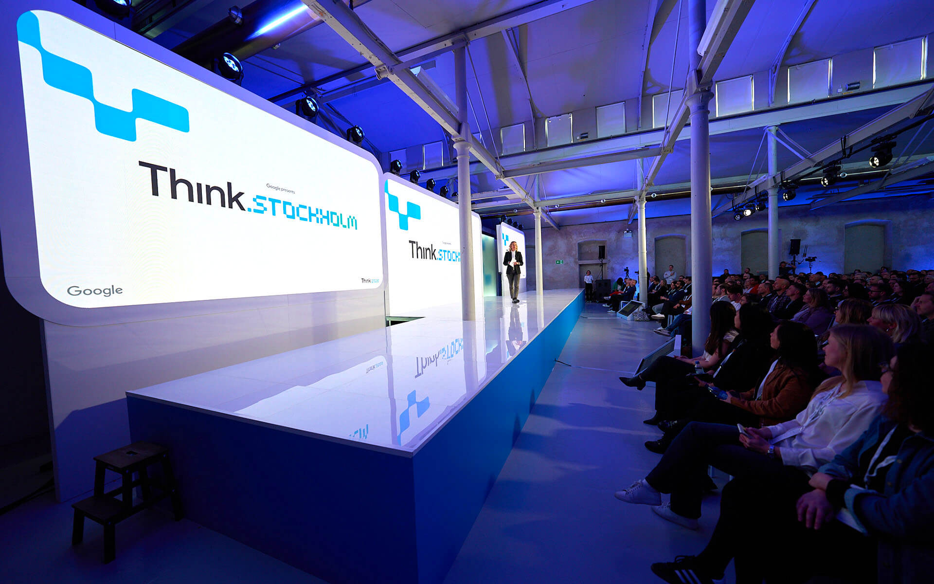 Talare på scen under Google Think 2025