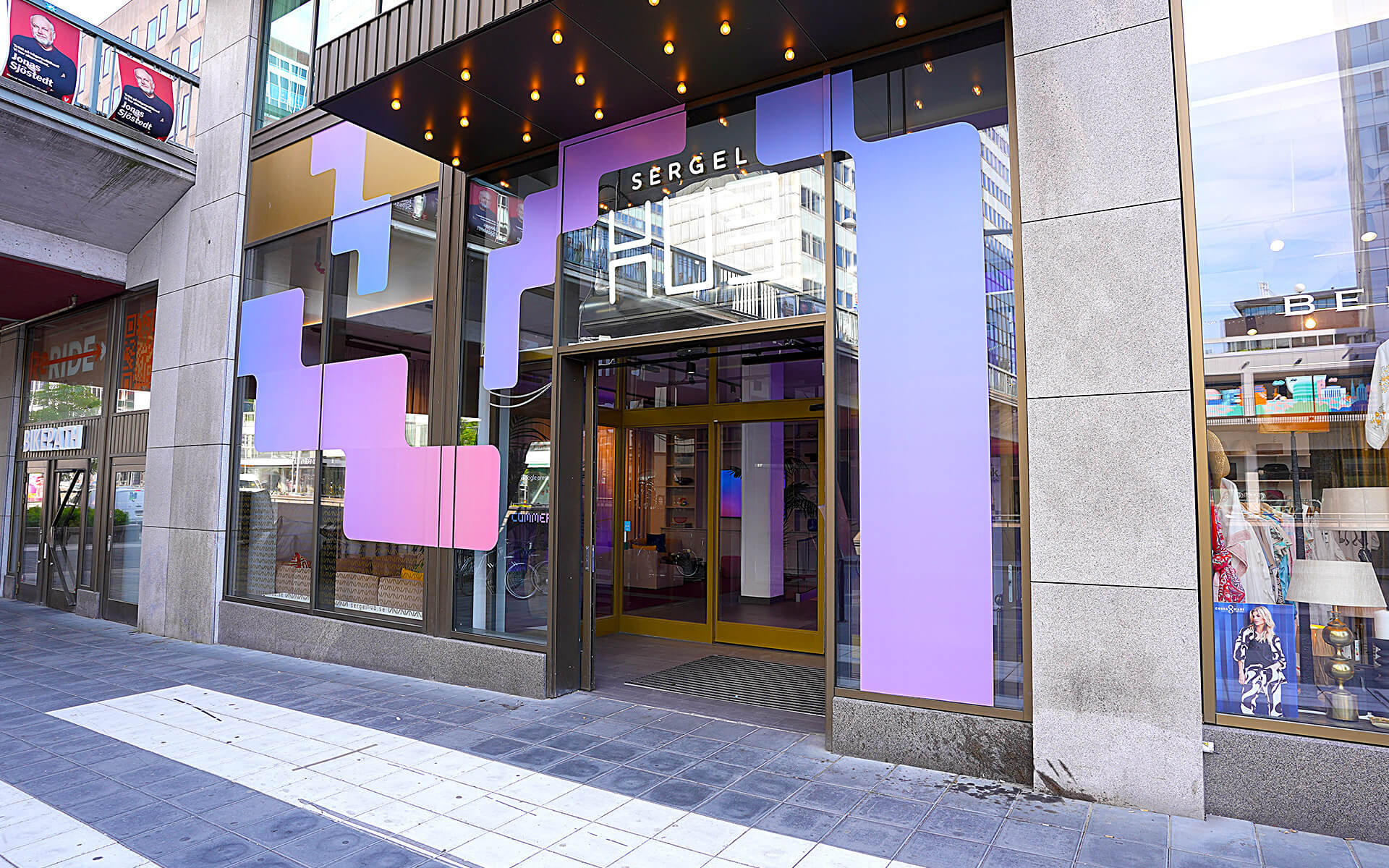 Foliering av entréfönster och dörrar på Sergel Hub