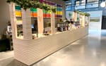 Husets bardisk inklädd i plywood i eventmanéret, Think With Google Hotel At Six
