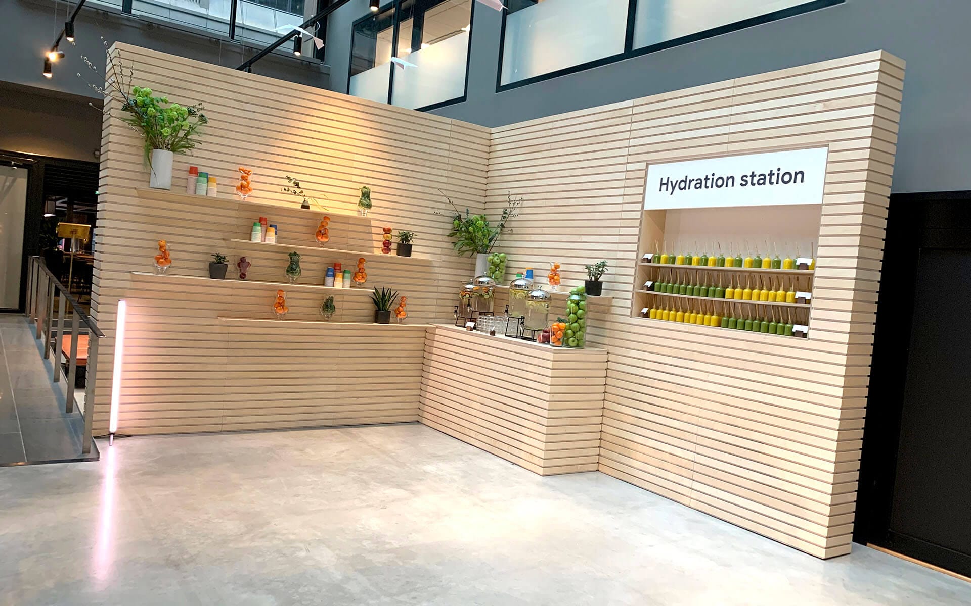 Dekorinstallation i plywood för Google Think på Hotel At Six – handgjorda trädetaljer integrerade i scenografin.