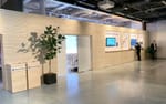 Ny temporär skiljevägg i plywood mellan scenrum och lounge, Think With Google Hotel At Six