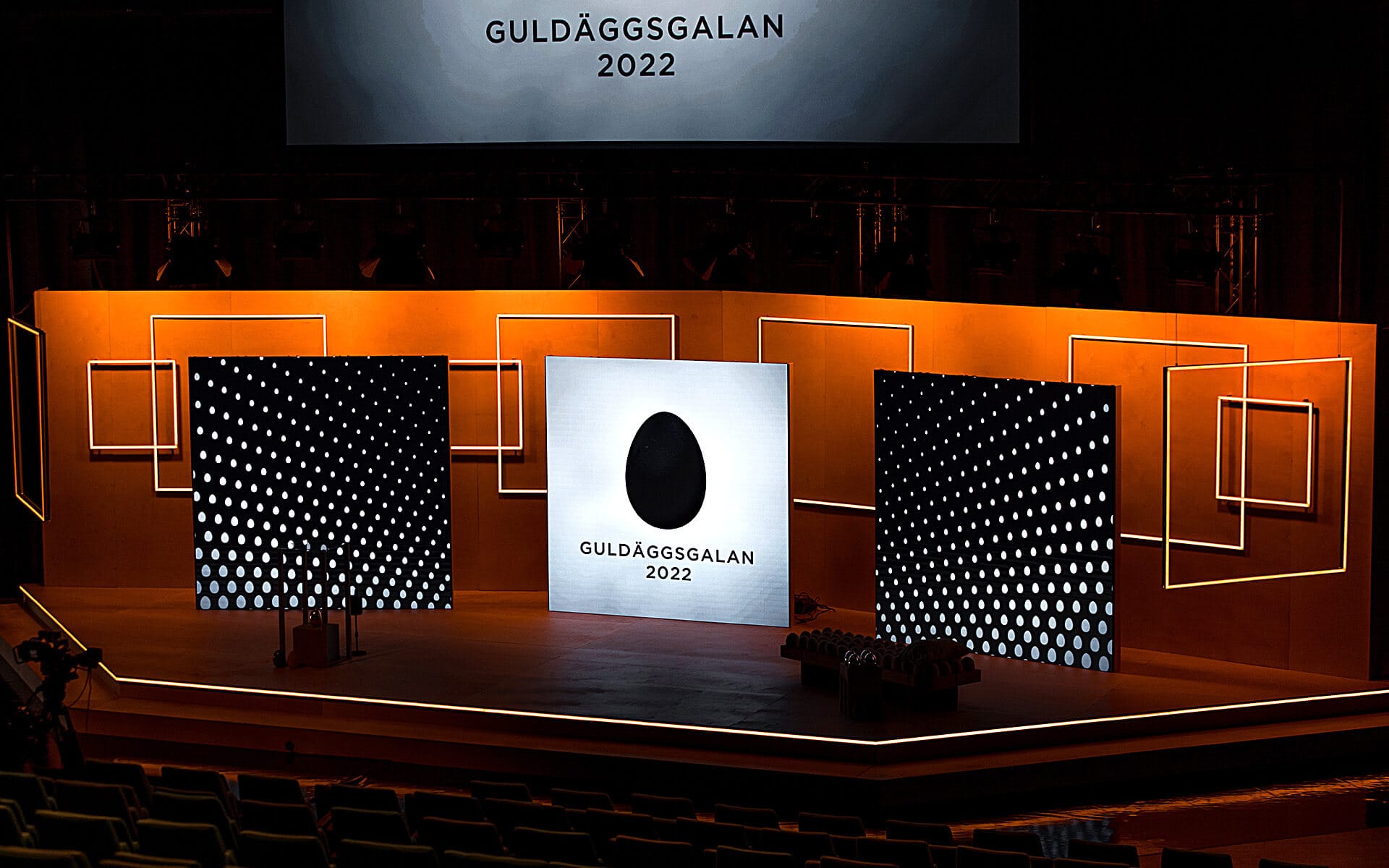 Guldäggsgalan 2022 at Stockholm Waterfront – a custom-built plywood stage that gives the event a distinctive and artistic expression.