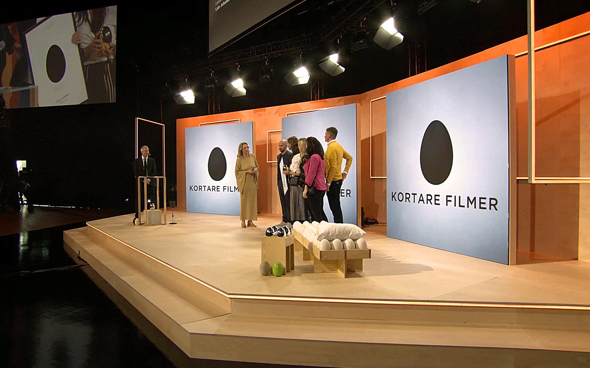 Plywoodscen med specialfront för Guldägget 2022 på Stockholm Waterfront – snickrad scenfront som ger podiet ett unikt uttryck.