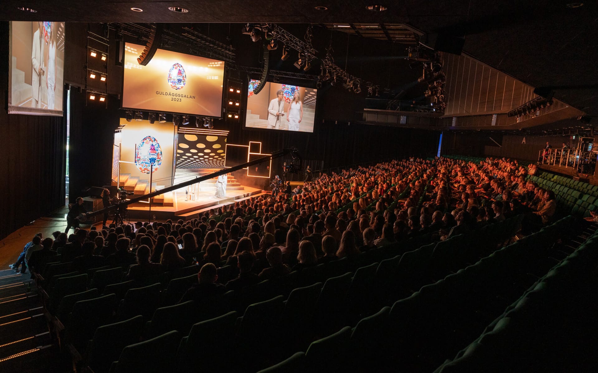 Guldäggsgalan 2023 – tiered seating and a packed room at Stockholm Waterfront with EDGE-produced technology and set design.