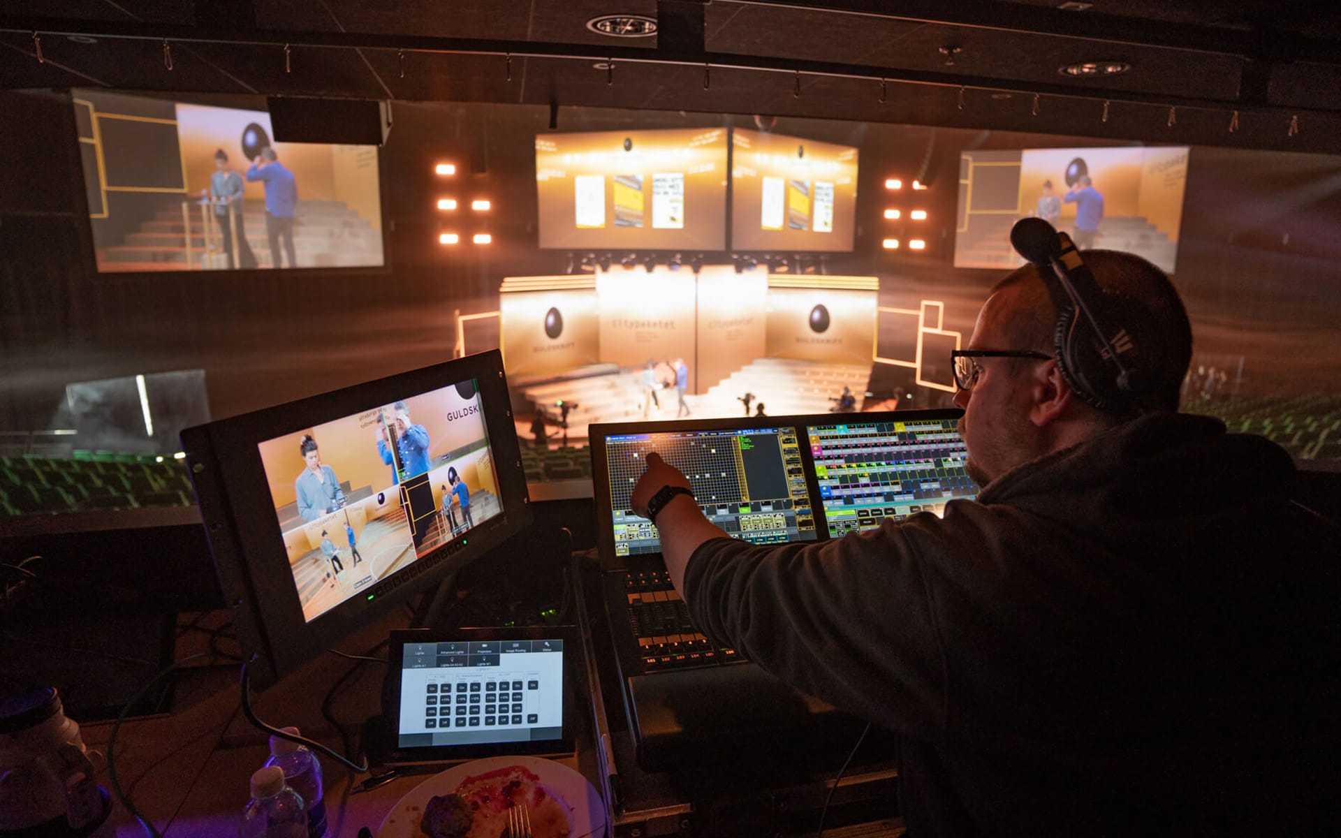 Per Evers programmerar GrandMA-bordet inför Guldägget 2023 – förprogrammerade cues och looks sparar avgörande tid under genomförandet.