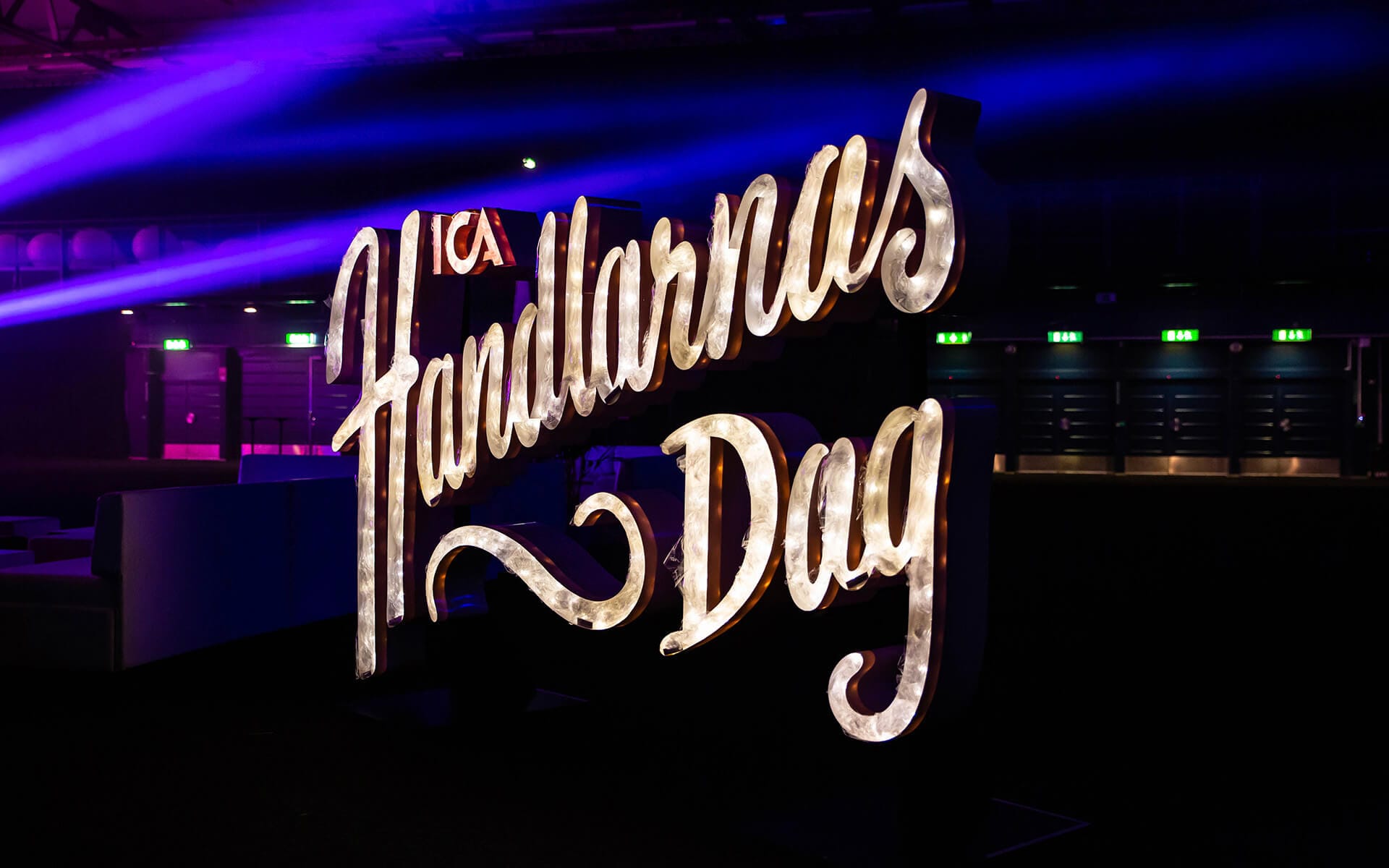 ICA-Handlarnas Dag-skylt ombyggd med ljusslingor till nattklubb, Avicii Arena 2019